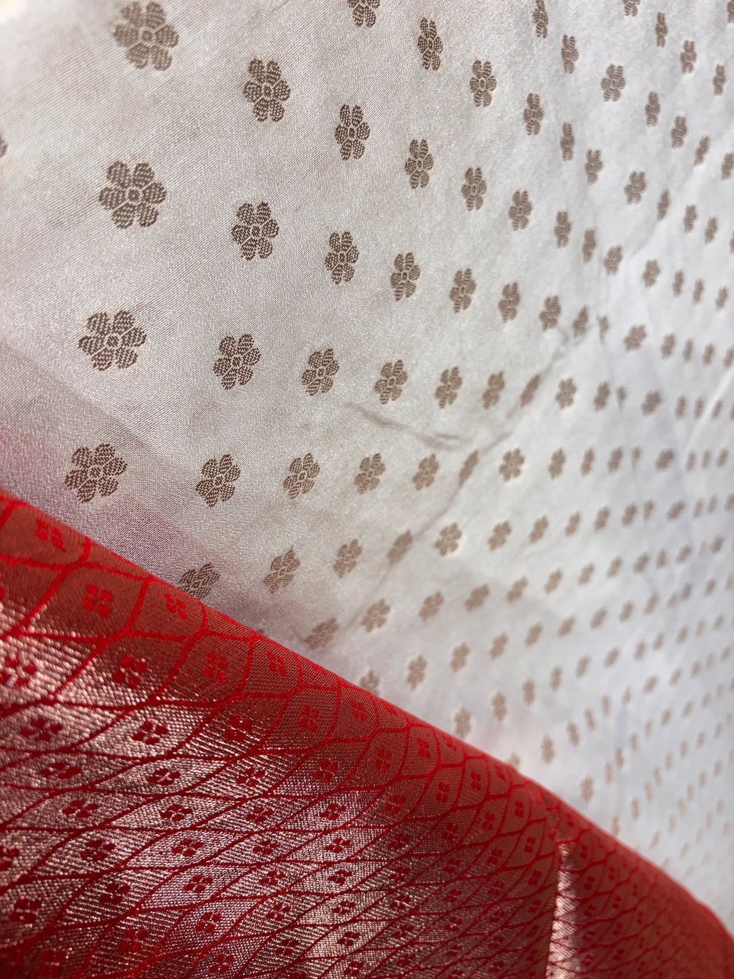 WHITE AND RED BORDER SILK SAREE – PERFECT FOR DUSSHERA FESTIVITIES